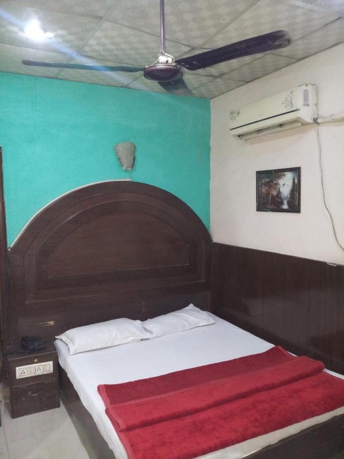 hotel diplomat inn Nuova Delhi Esterno foto